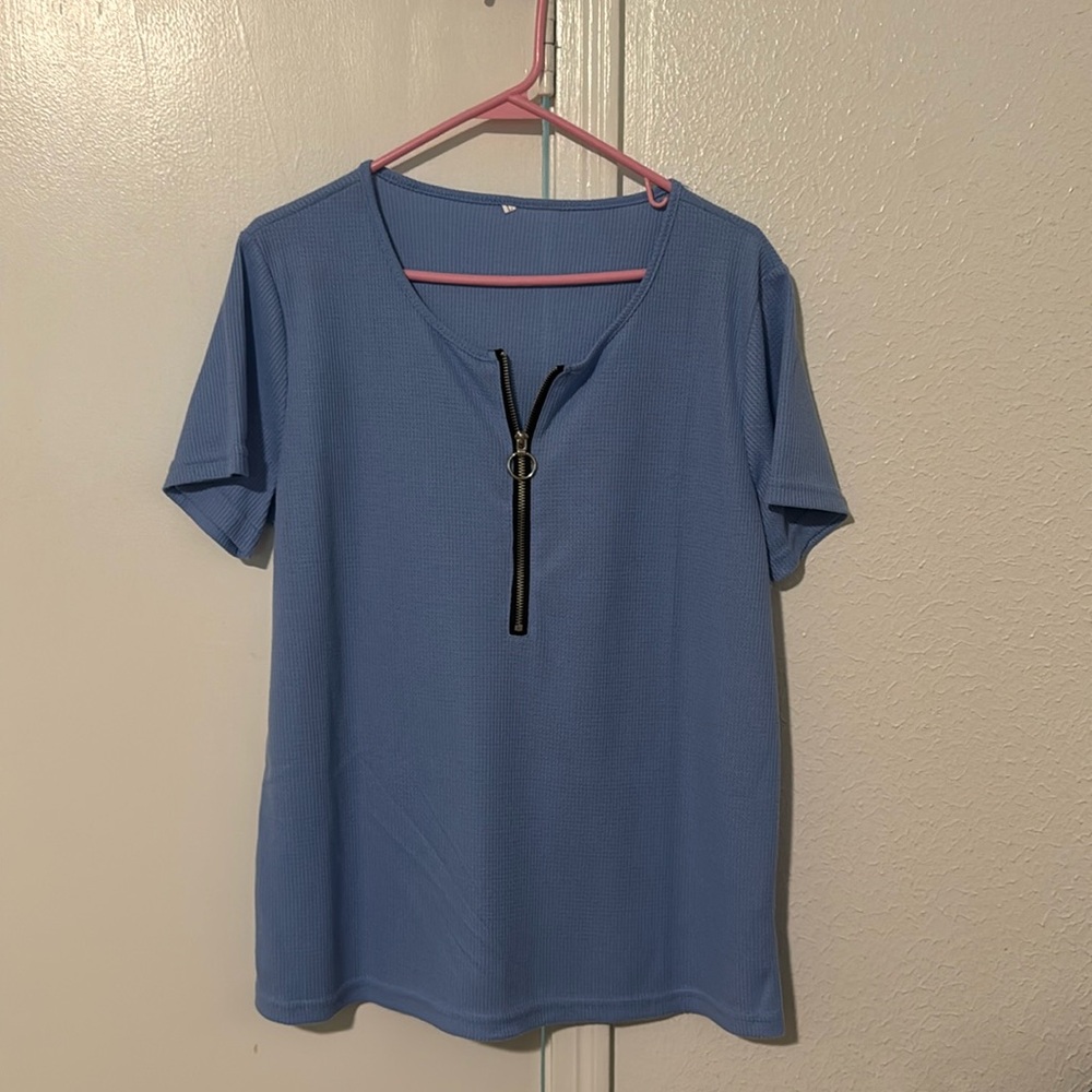 Blue top women’s with silver zipper brand new never worn